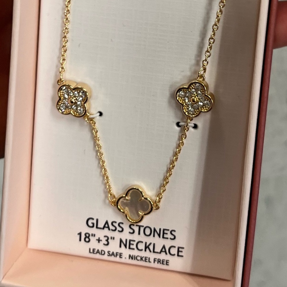 NWT ⚜️🤍⚜️ Camila Coelho Gorgeous Gold Clover Necklace - Picture 12 of 16